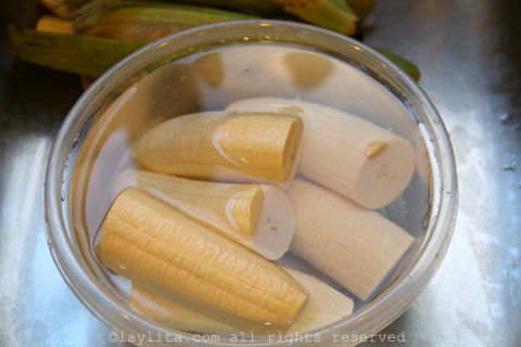 在烹饪或磨碎前，将绿大蕉浸入冷水