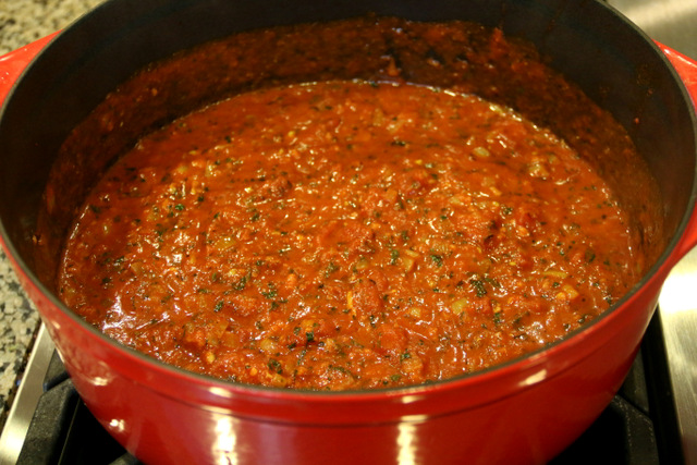 加入番茄酱和海鲜汤，再煮10分钟