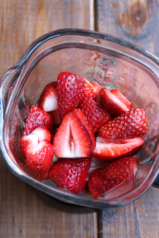 将草莓，青柠汁和糖放入搅拌器内