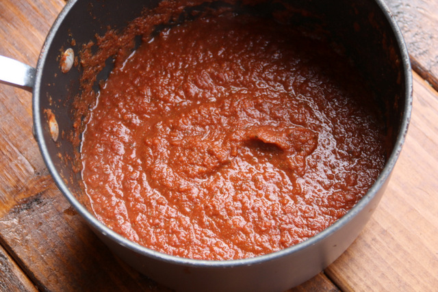 煮番茄比萨酱约25分钟