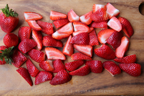草莓切成两半或四分之一