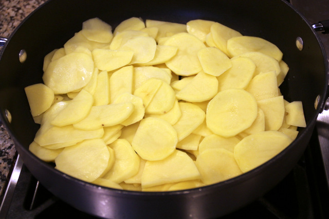 加热油，煮土豆约5分钟