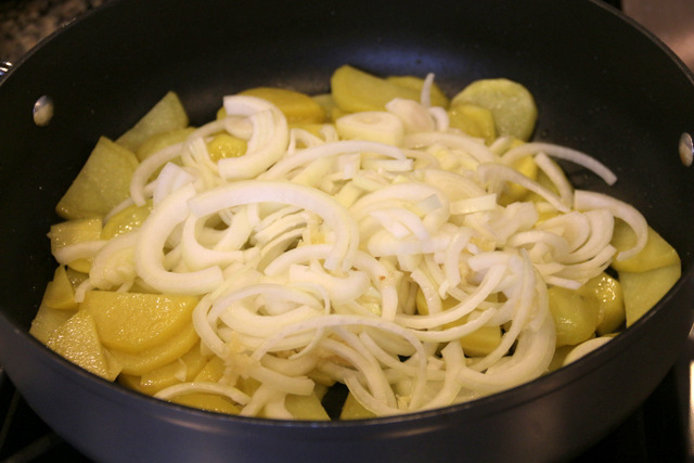 加入洋葱和大蒜，继续煮10分钟