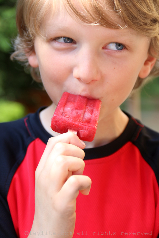小朋友喜爱的草莓冰棒