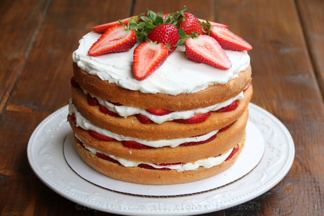 顶层添加奶油，保留草莓装饰蛋糕