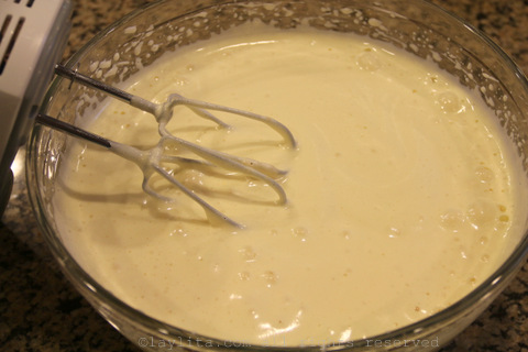 打蛋直到体积增三倍，大约10分钟。然后用勺子加入筛过的面粉，轻轻地混合在面粉中。