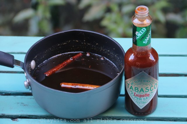 将塔巴斯科烟熏绿墨西哥辣酱添加到甜浆中，带来一股香辣味