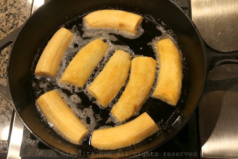 加热黄油，并加入熟芭蕉