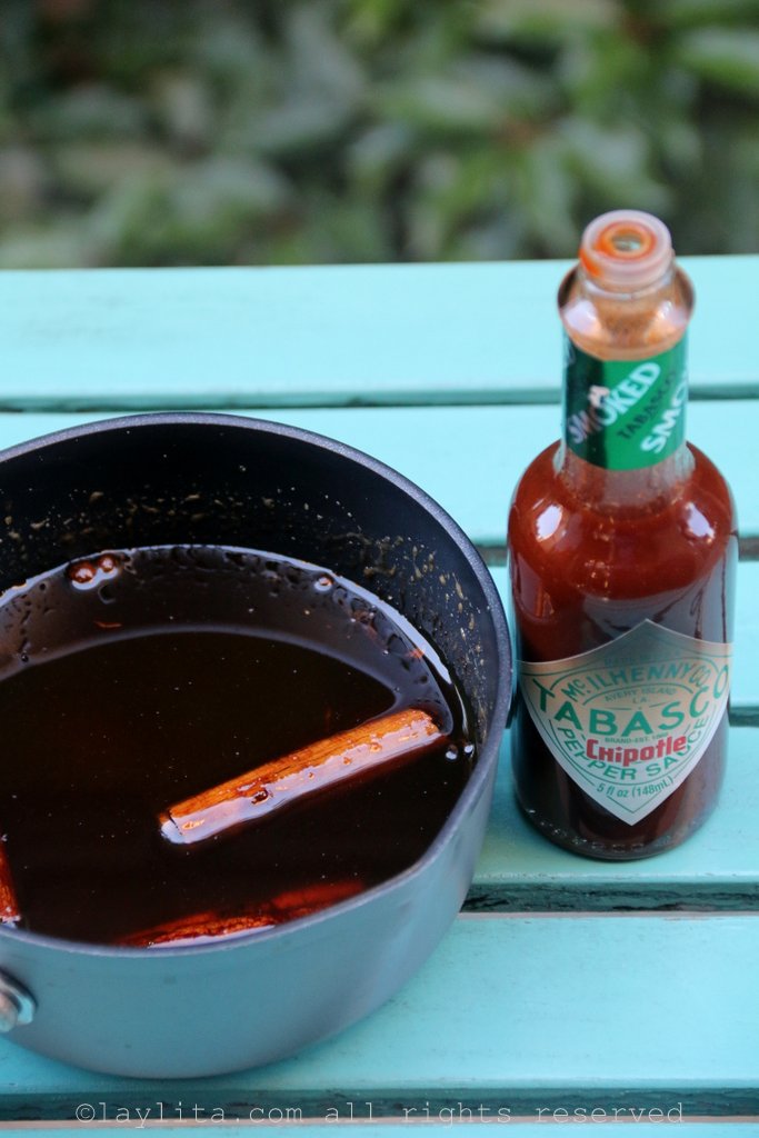 辛辣巴尼拉糖浆配上塔巴斯科烟熏绿墨西哥辣椒酱