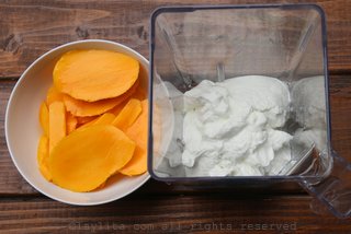 制作冰沙冰棒的芒果片和酸奶