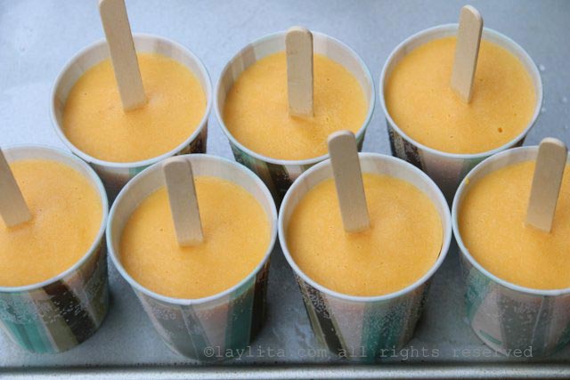 冷冻芒果酸奶冰棒直到上桌