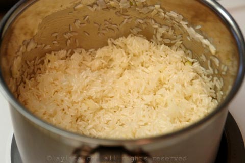 加入米饭并搅拌直到全沾上油