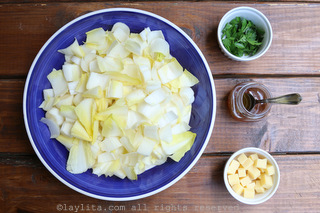 准备沙拉的莴苣，奶酪，欧芹和香醋