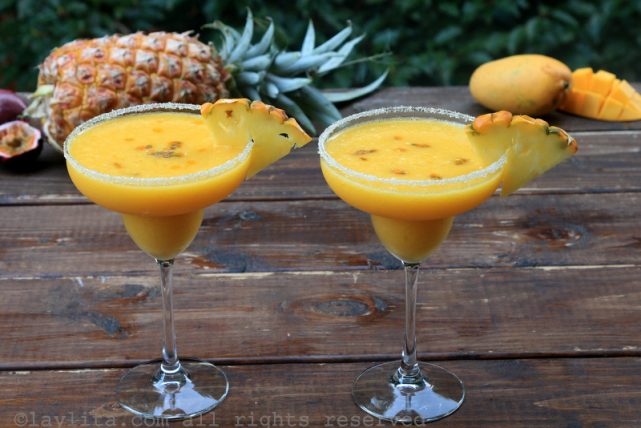 热带玛格丽塔酒配菠萝、芒果和百香果